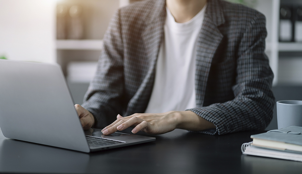 persona con ordenador para denuncia